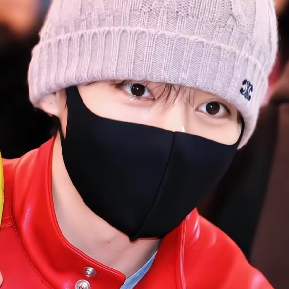 Behind-the-scenes cut of V (BTS)