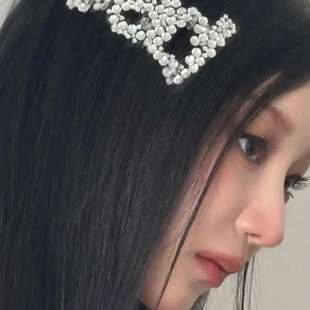 A moment captured by Lee Chaeyeon's fan