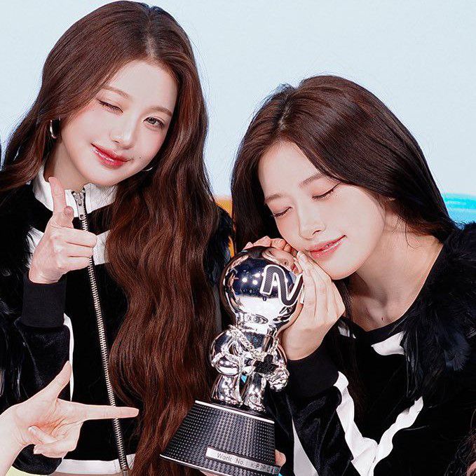 Behind-the-scenes cut of IVE