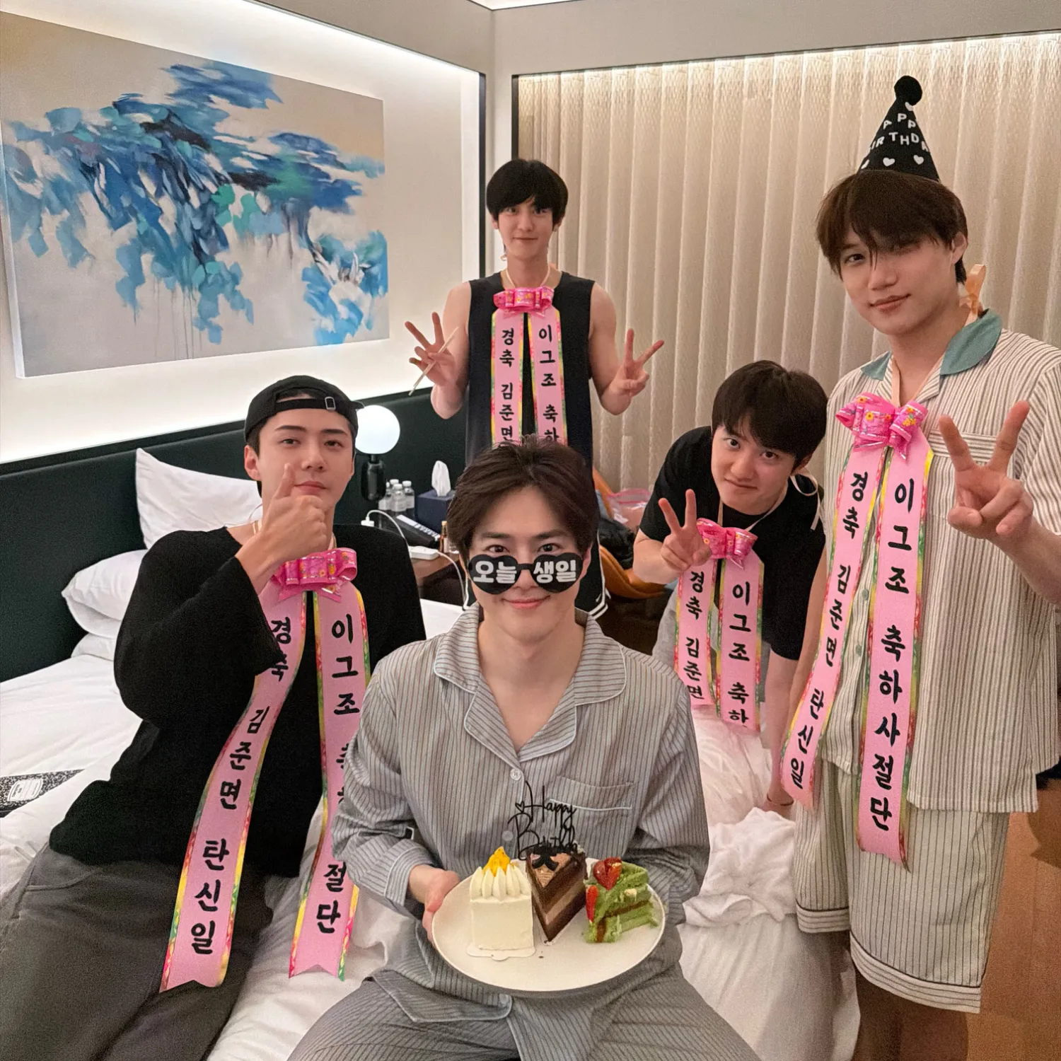 Behind-the-scenes cut of EXO
