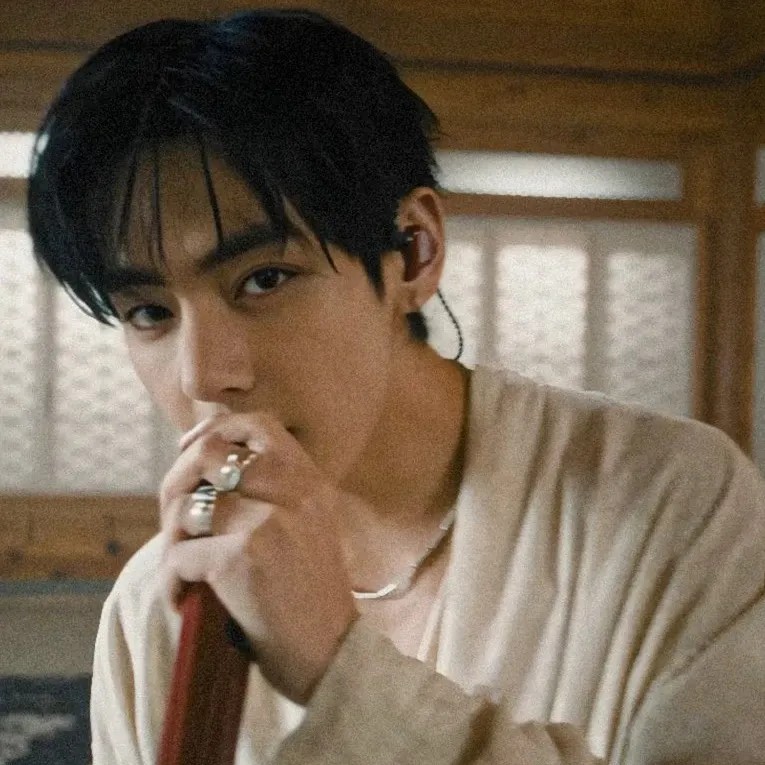 뷔 (방탄소년단) 최근 활동샷