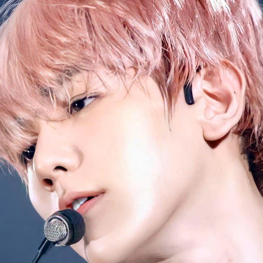 A moment captured by Baekhyun (EXO)'s fan