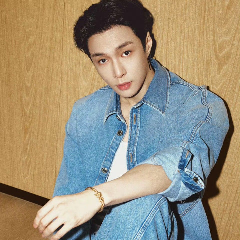 Behind-the-scenes cut of Lay (EXO)