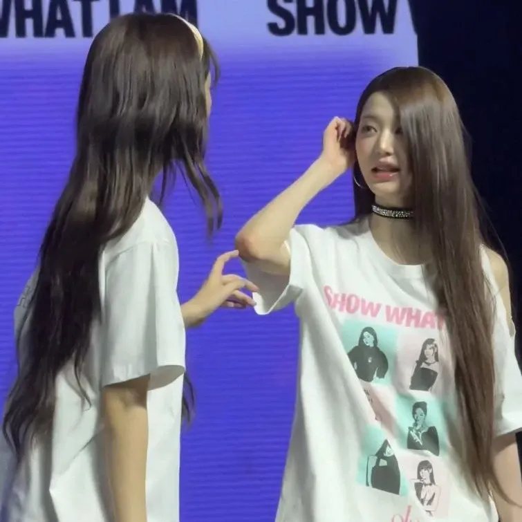 A moment captured by IVE's fan