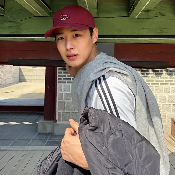 Behind-the-scenes cut of Choi Byungchan