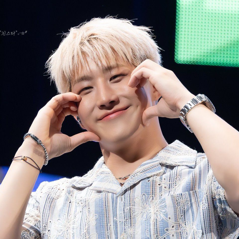 A moment captured by Jinjin (ASTRO)'s fan