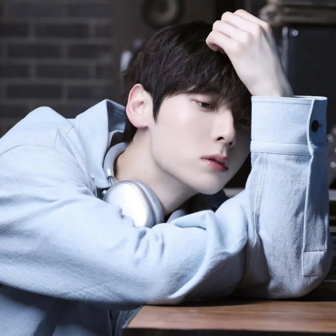 A moment captured by Hwang Minhyun's fan