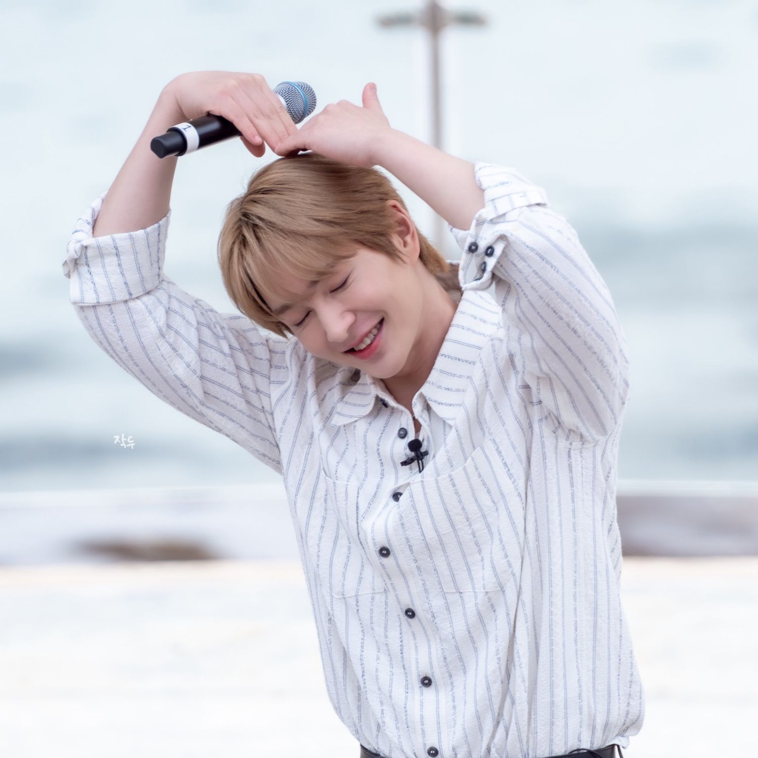 A moment captured by Onew (SHINee)'s fan