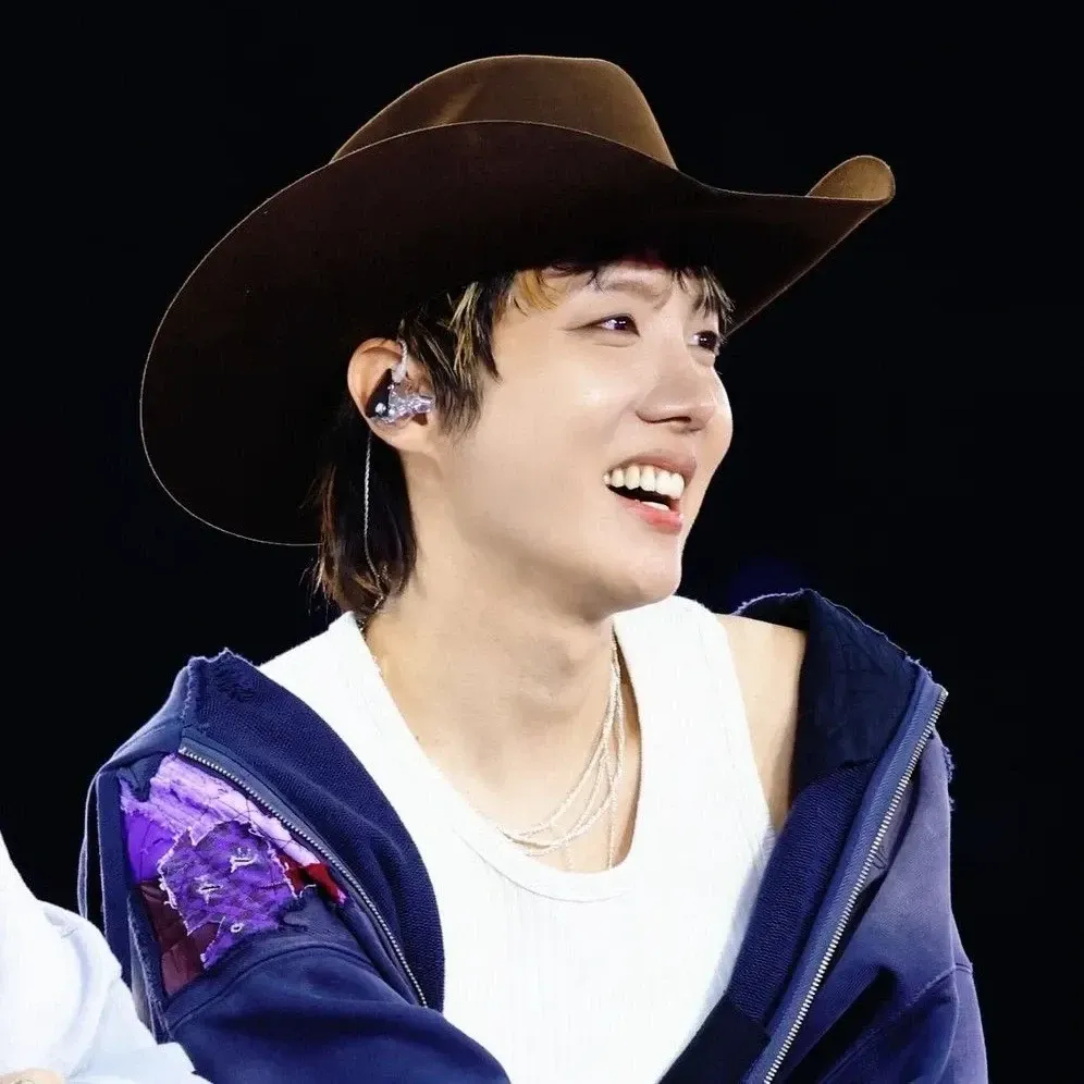 Foto aktivitas terbaru j-hope (BTS)