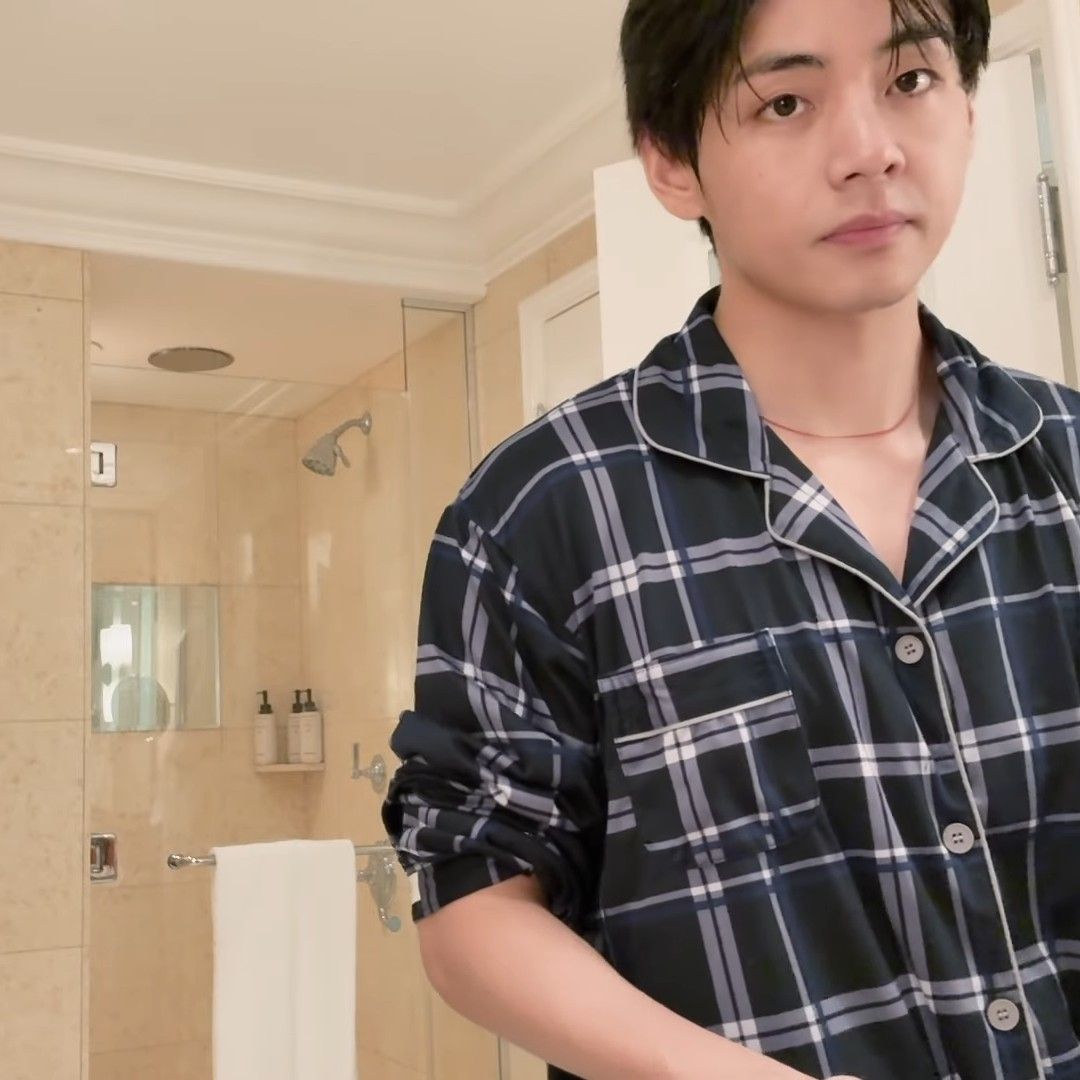 Behind-the-scenes cut of V (BTS)