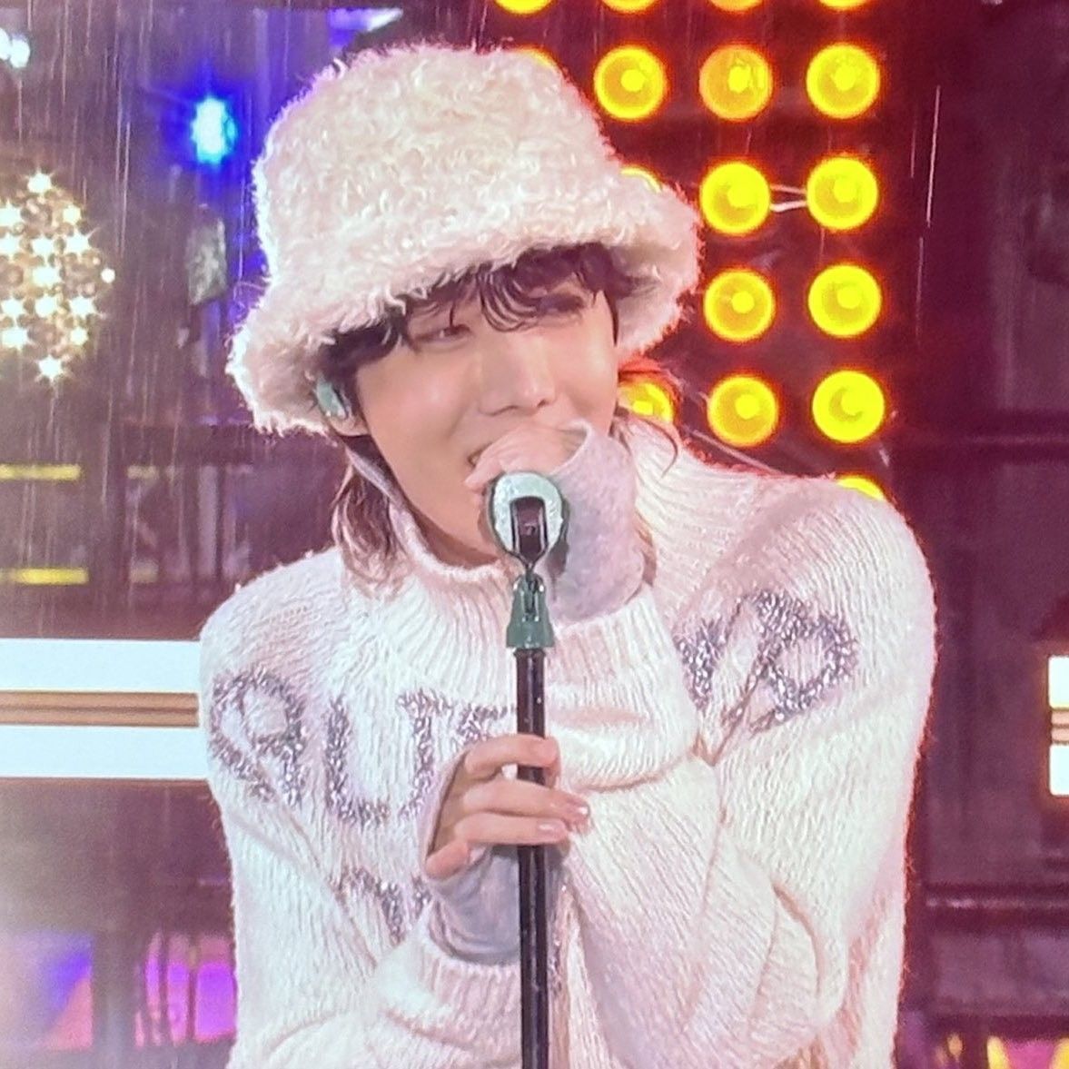 Momen yang diabadikan oleh penggemar j-hope (BTS)