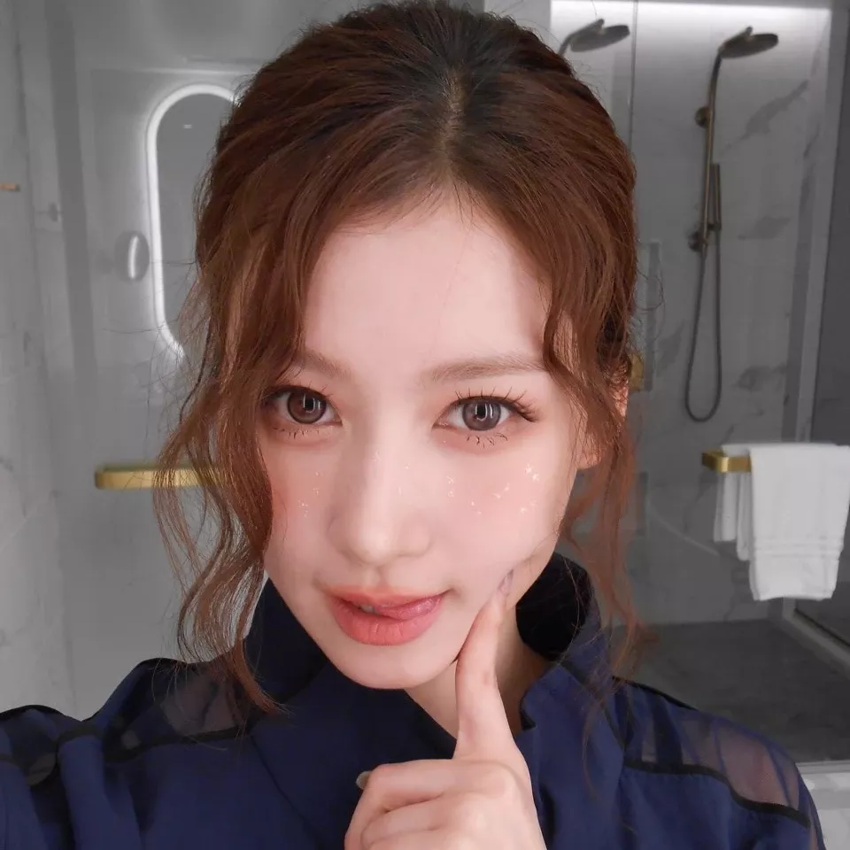 A moment captured by Sana (TWICE)'s fan