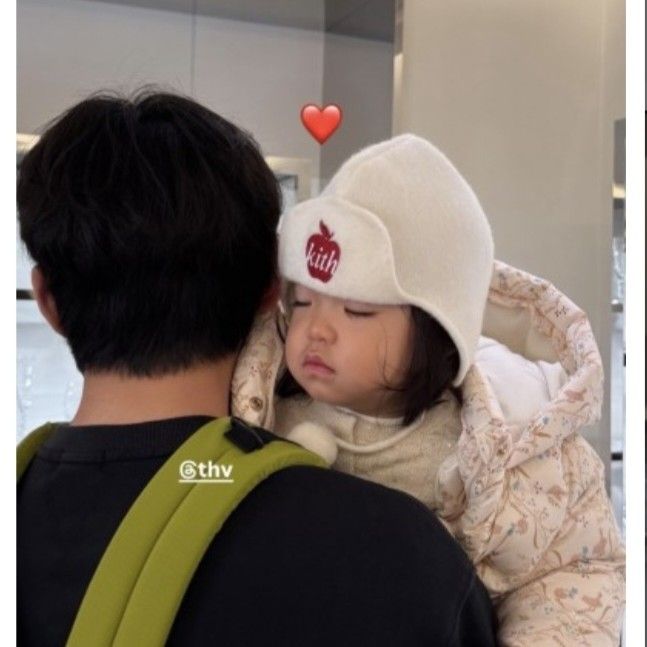 Behind-the-scenes cut of V (BTS)