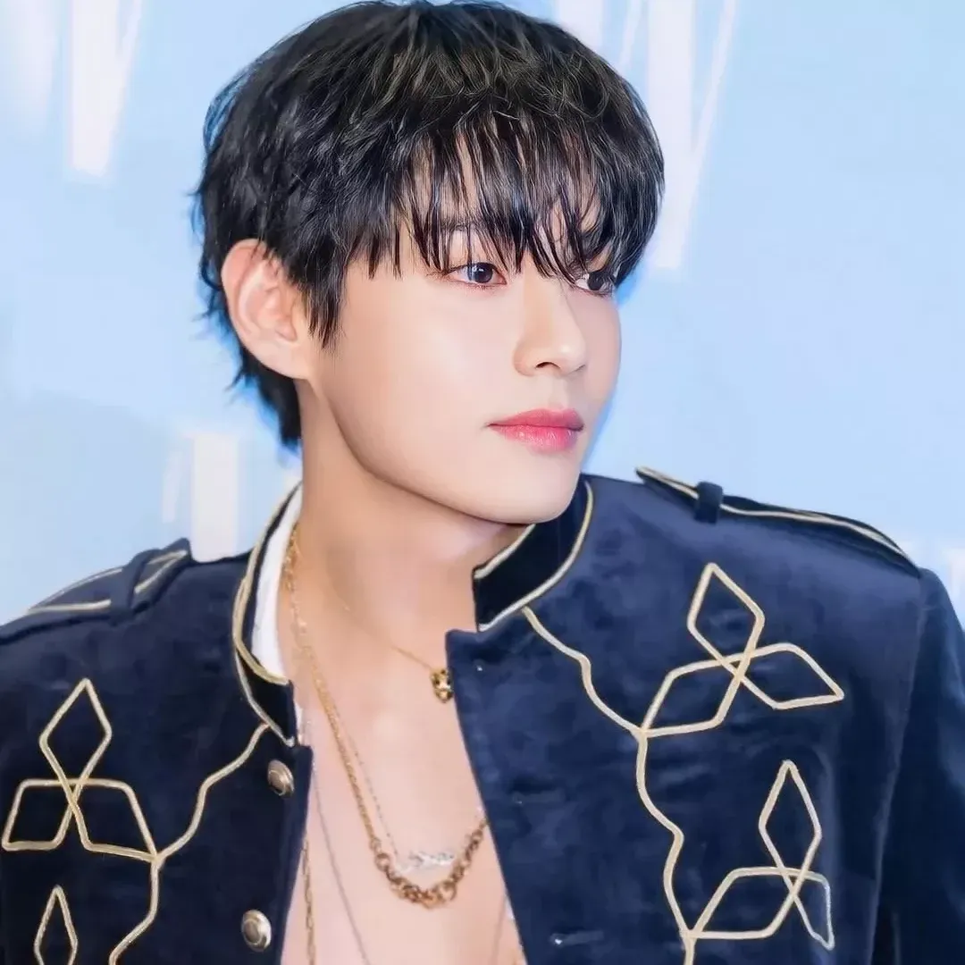 Behind-the-scenes cut of V (BTS)