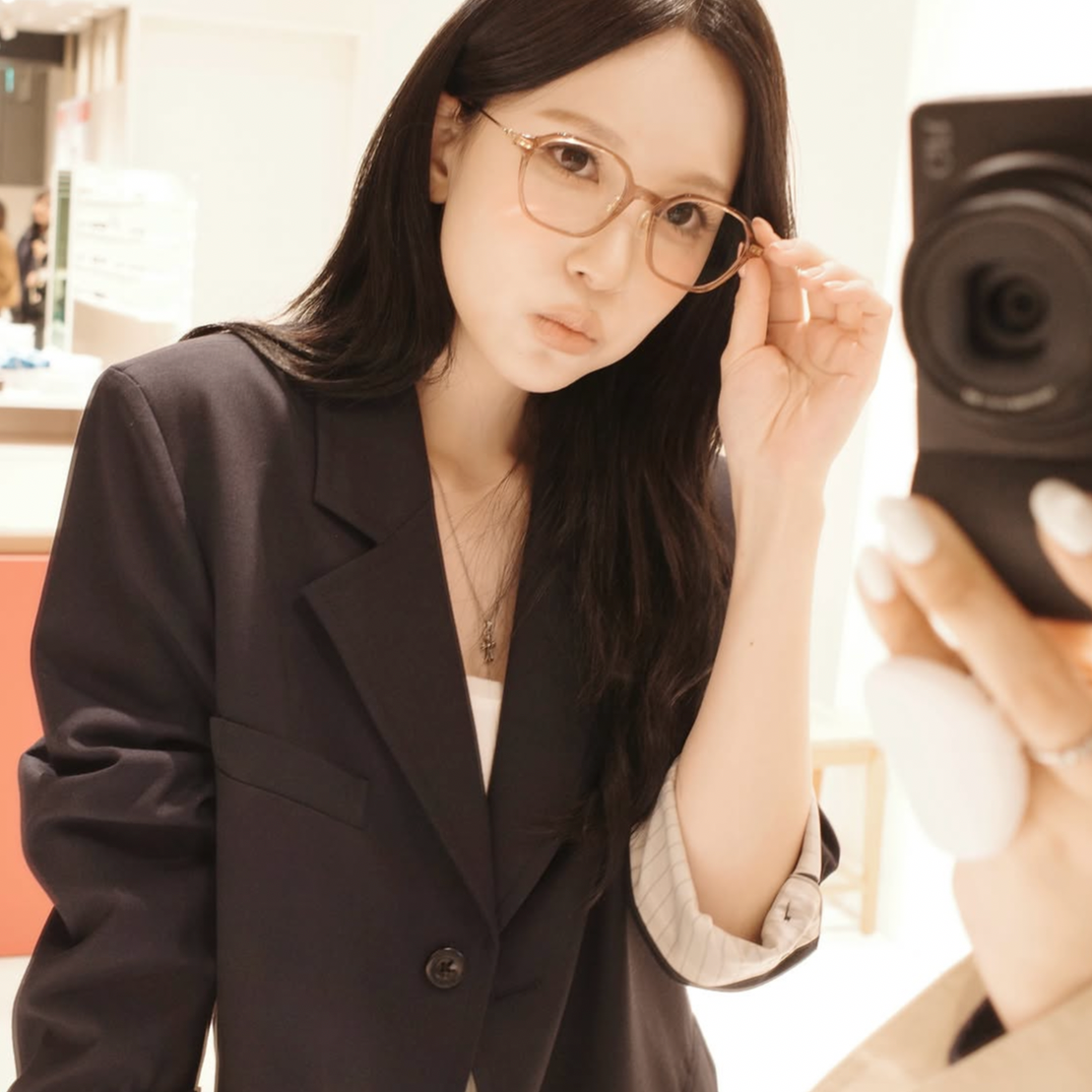 Foto aktivitas terbaru Mina (TWICE)