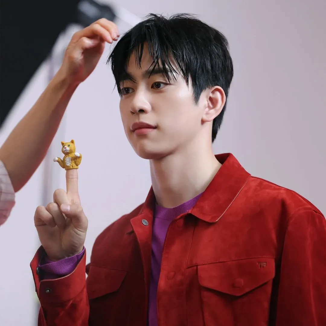 Behind-the-scenes cut of Jinyoung (GOT7)