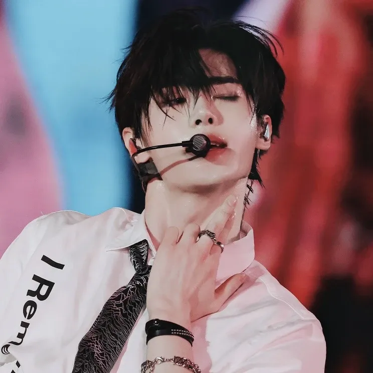 Latest photo of Sunghoon (ENHYPEN)