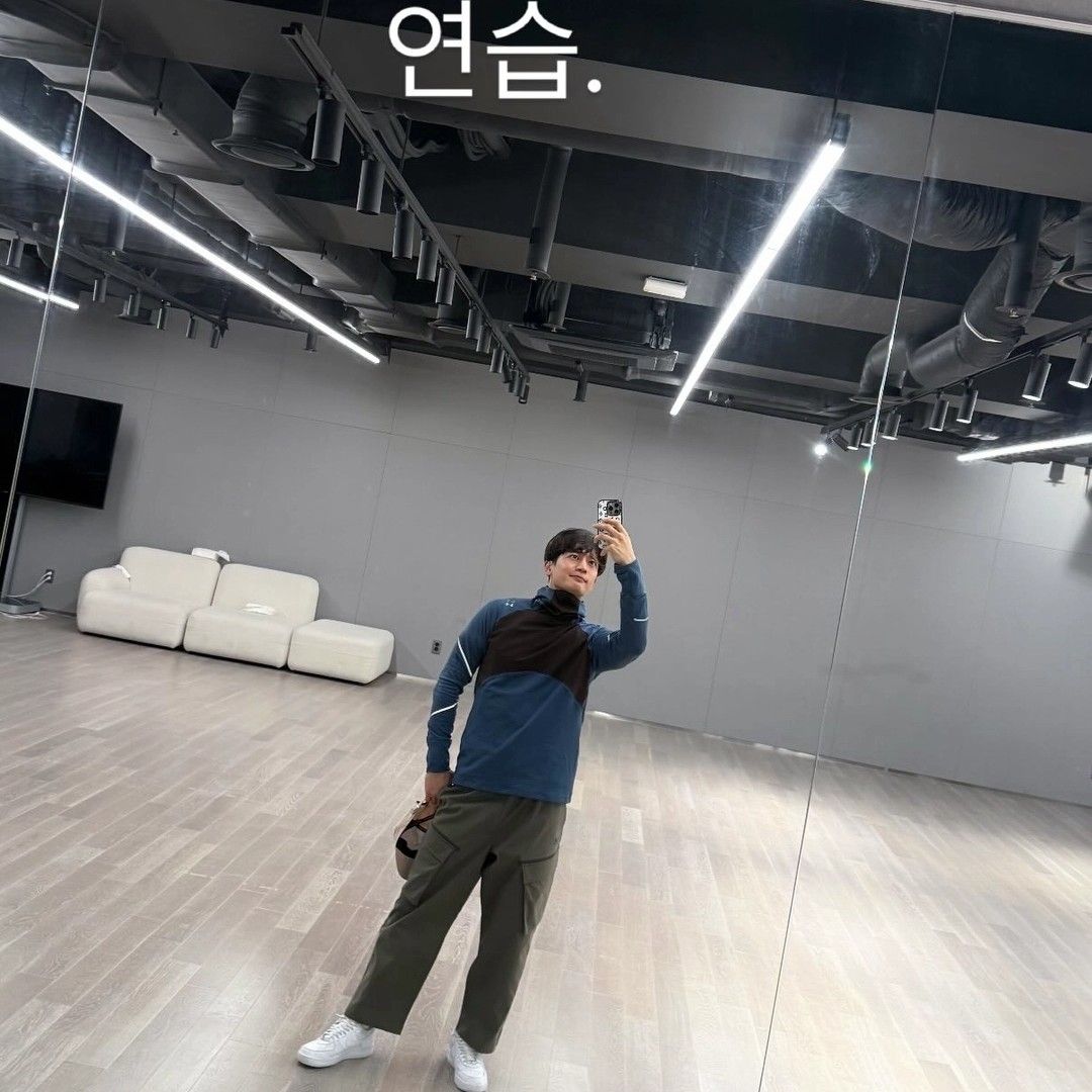 Behind-the-scenes cut of Minho (SHINee)