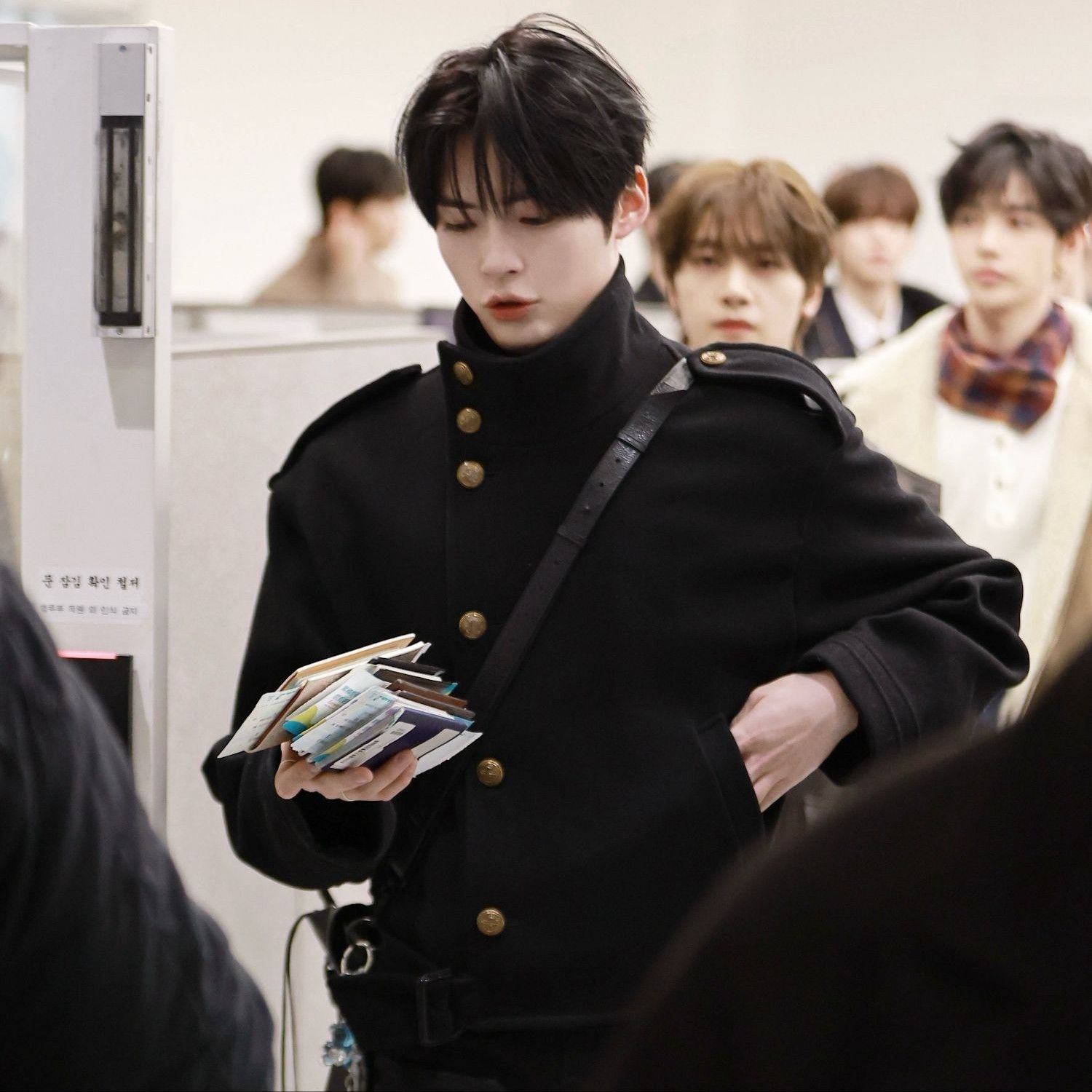 Foto terbaru Sung Hanbin (ZEROBASEONE)