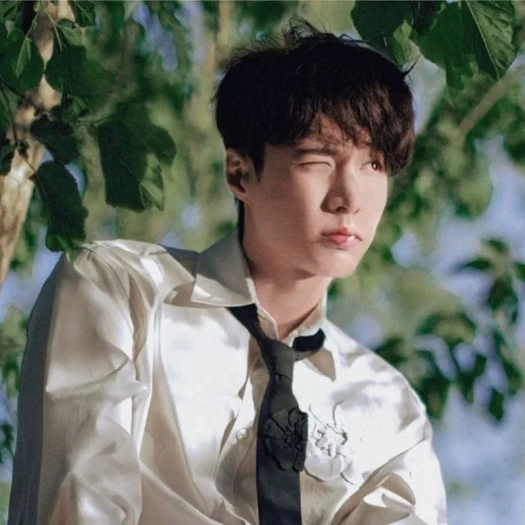 Behind-the-scenes cut of Lay (EXO)