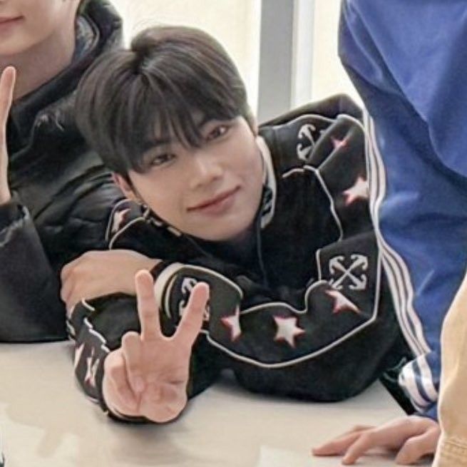 A moment captured by Park Gunwook (ZEROBASEONE)'s fan