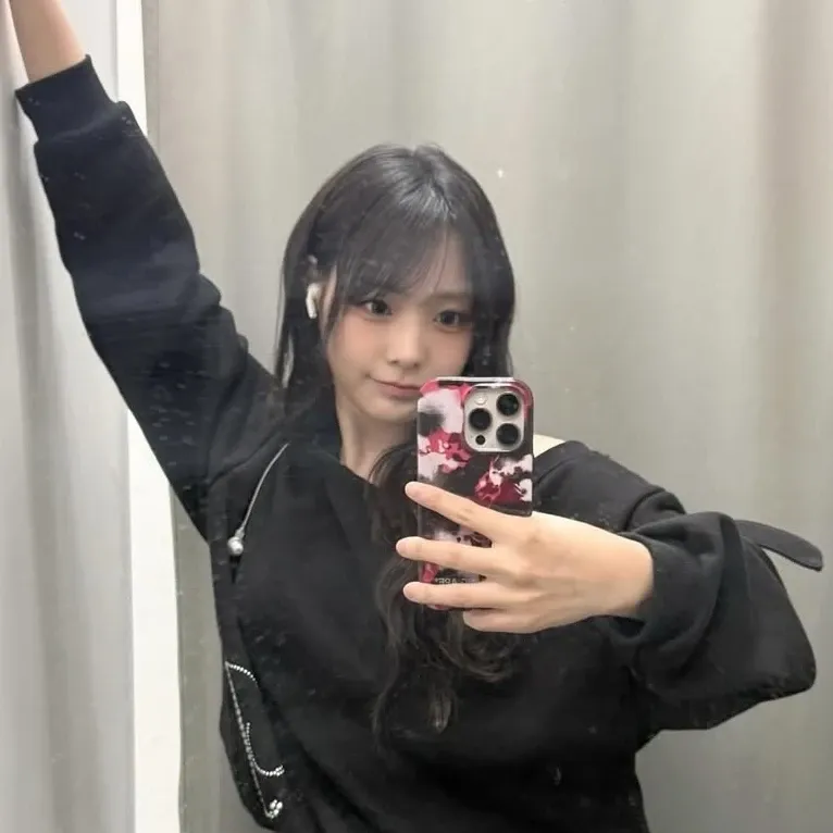 A moment captured by Siyeon (QWER)'s fan