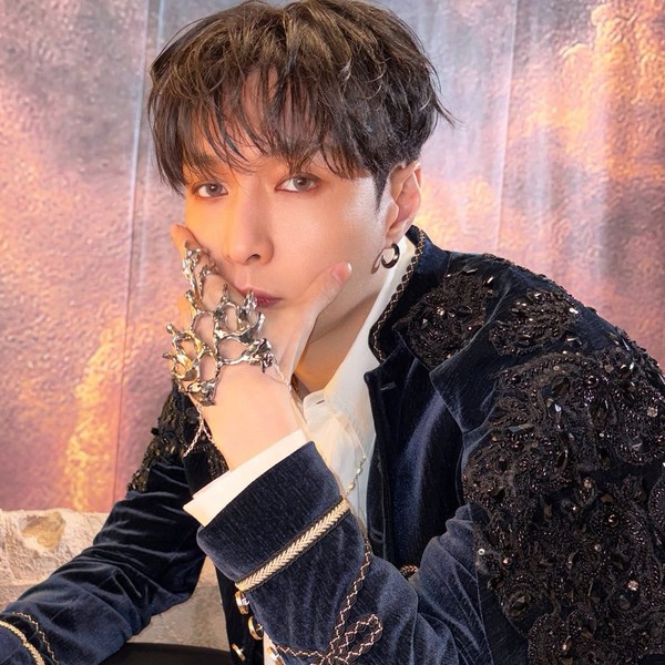 Popular profile image of Lay (EXO) selected by votes