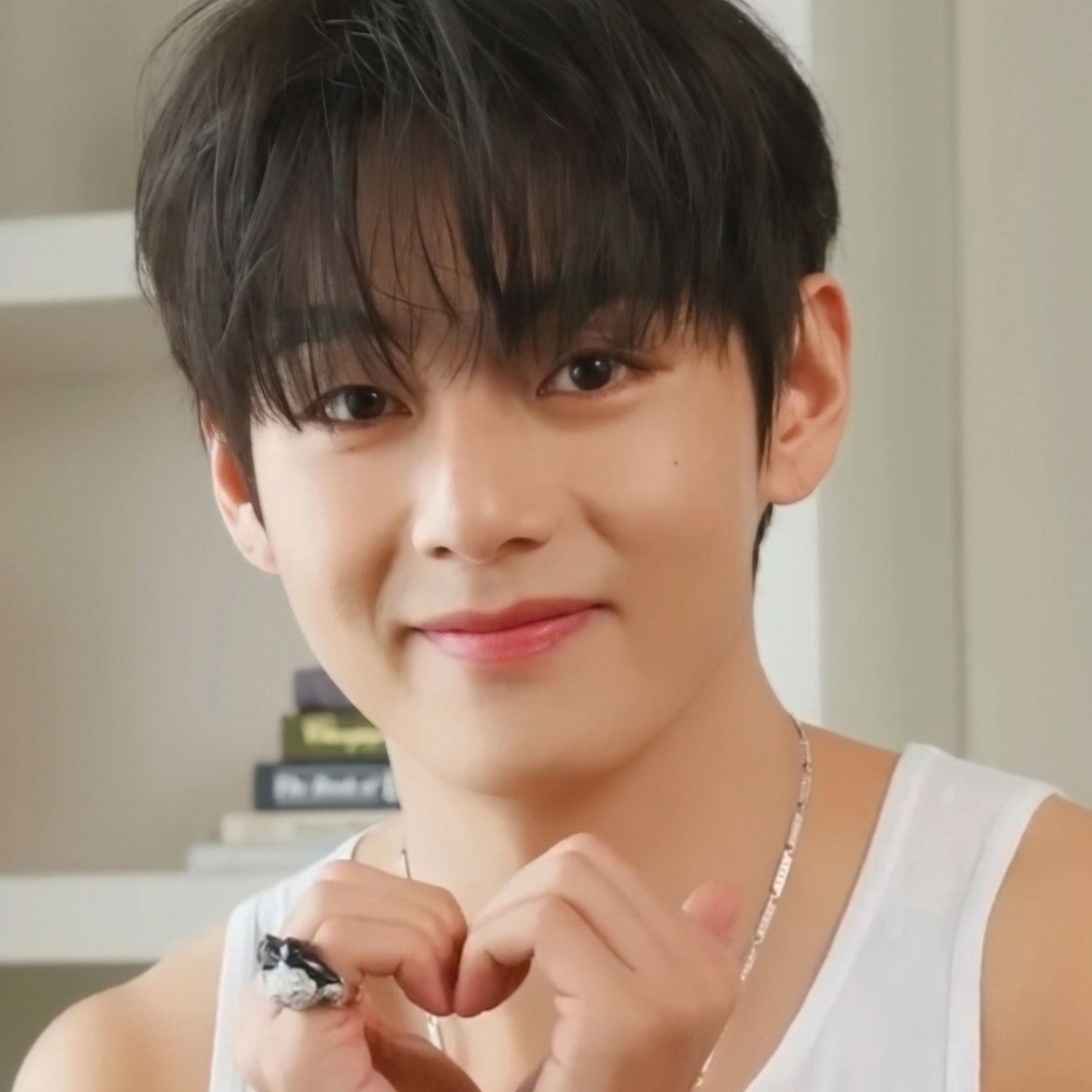 뷔 (방탄소년단)의 최신 사진