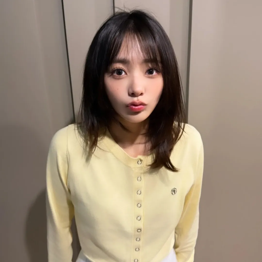 Recent activity shot of Siyeon (QWER)