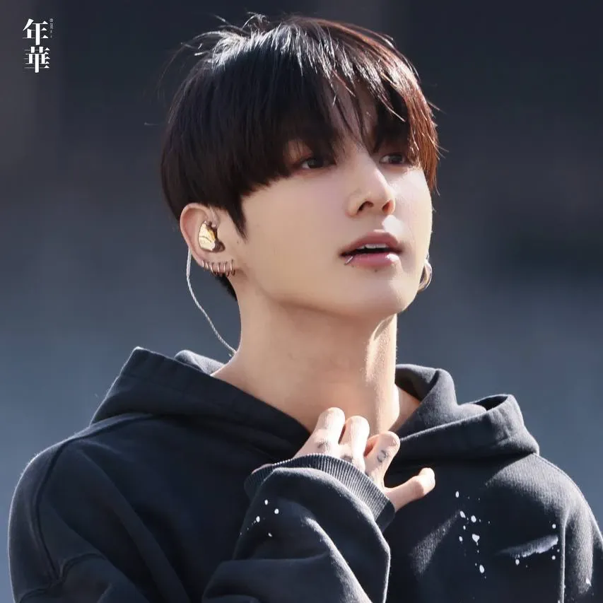 Foto aktivitas terbaru Jungkook (BTS)