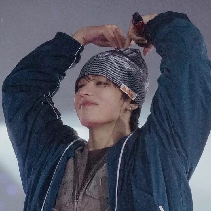 뷔 (방탄소년단)의 최신 사진