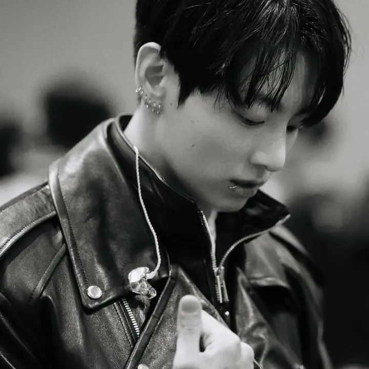 Foto aktivitas terbaru Jungkook (BTS)