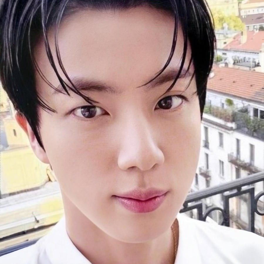 Foto aktivitas terbaru Jin (BTS)