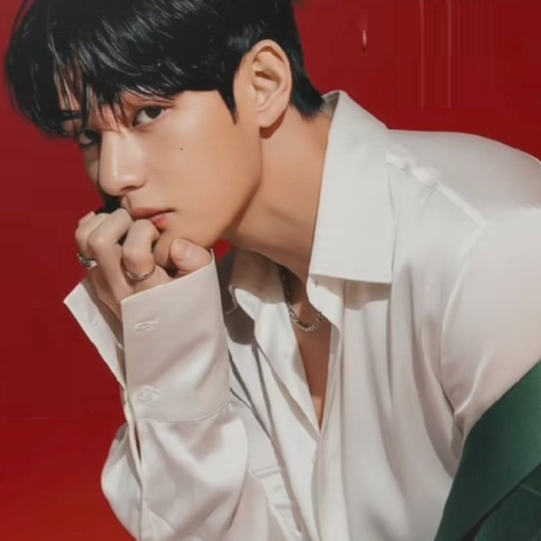 Latest photo of V (BTS)