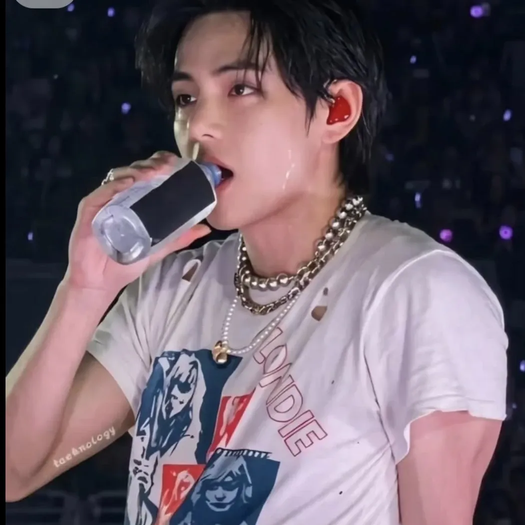 뷔 (방탄소년단) 최근 활동샷