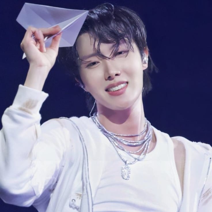 Foto aktivitas terbaru j-hope (BTS)