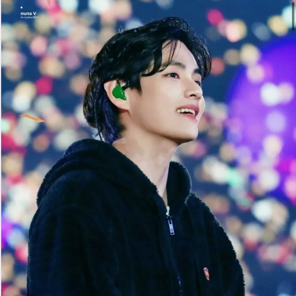 A moment captured by V (BTS)'s fan