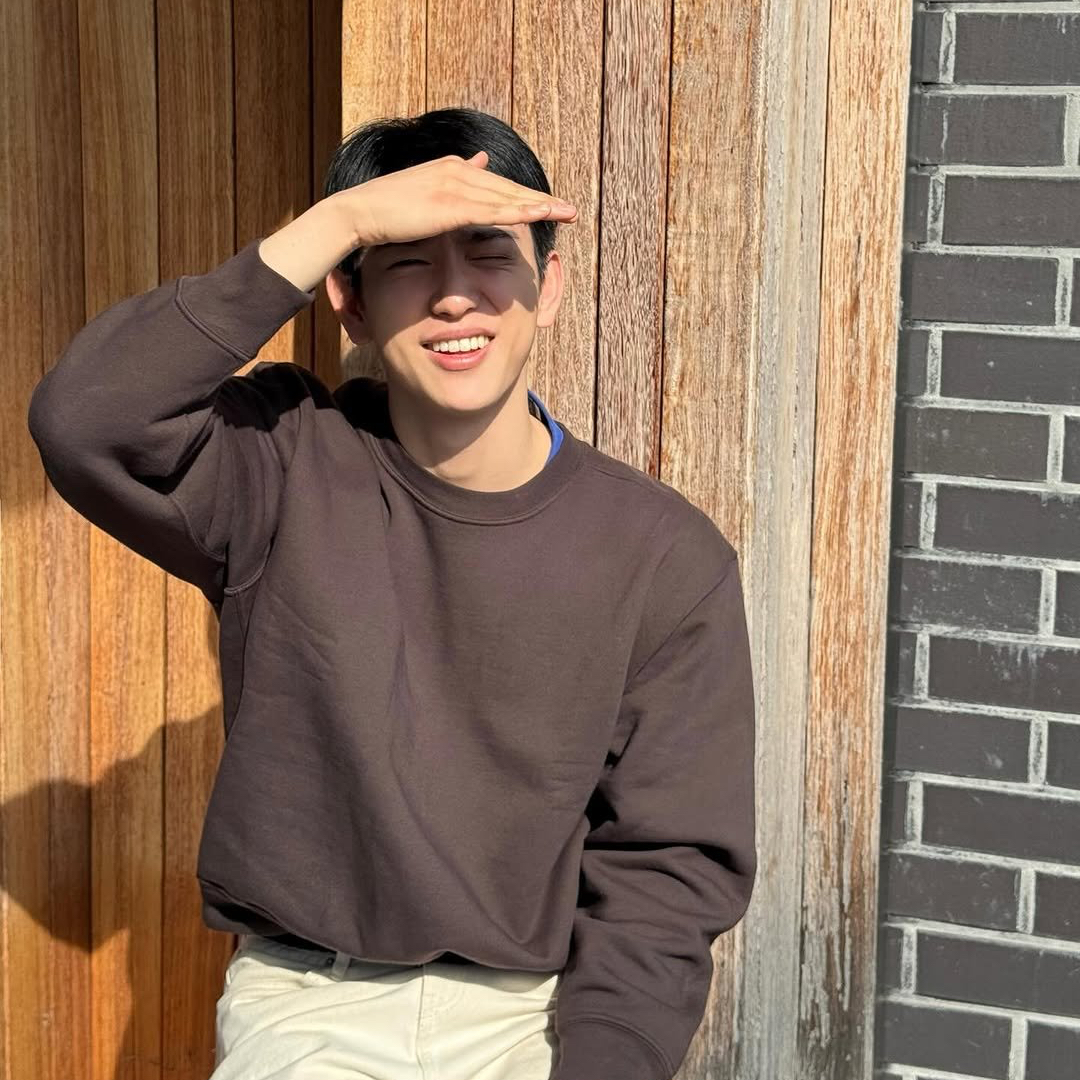 Behind-the-scenes cut of Jinyoung (GOT7)