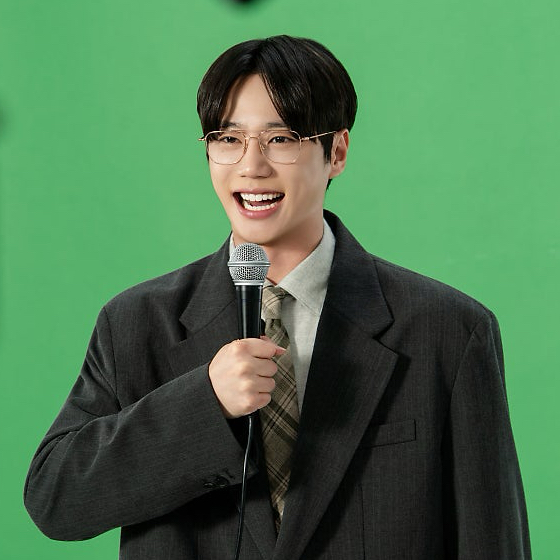 Behind-the-scenes cut of Lee Junyoung