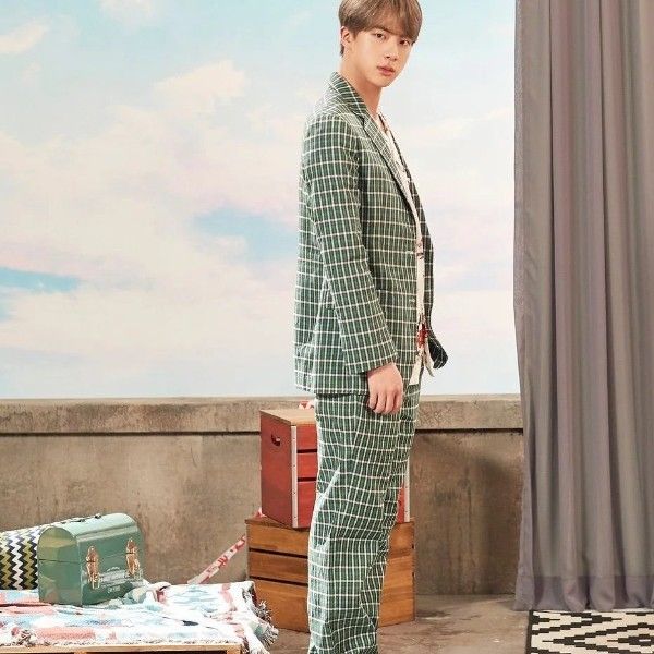 Momen yang diabadikan oleh penggemar Jin (BTS)