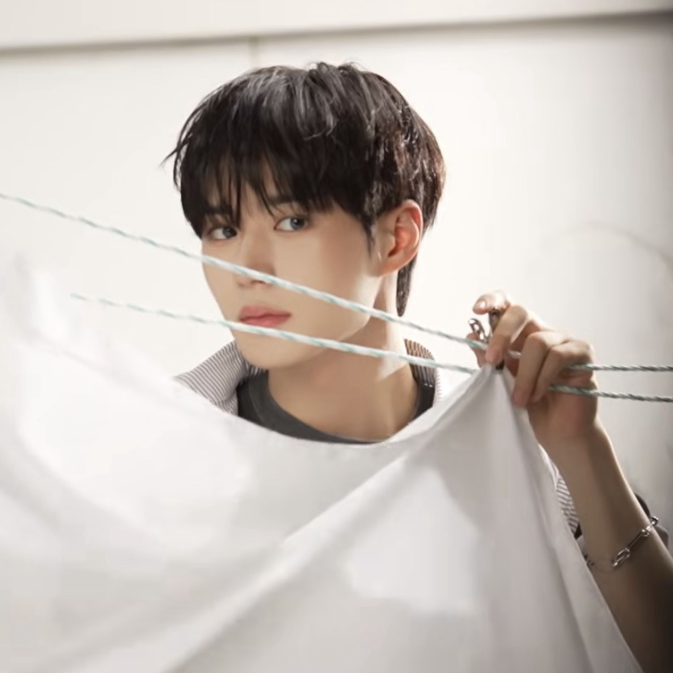 Behind-the-scenes cut of Kim Junseo (ALPHA DRIVE ONE)