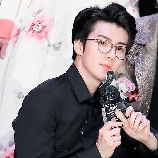 Behind-the-scenes cut of EXO