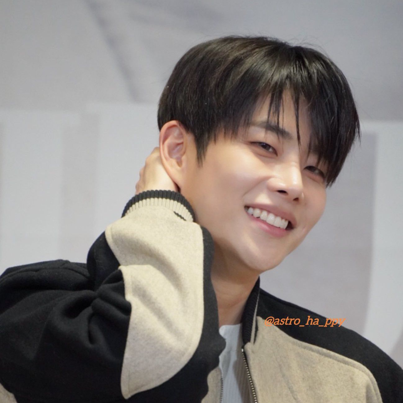 A moment captured by MJ (ASTRO)'s fan