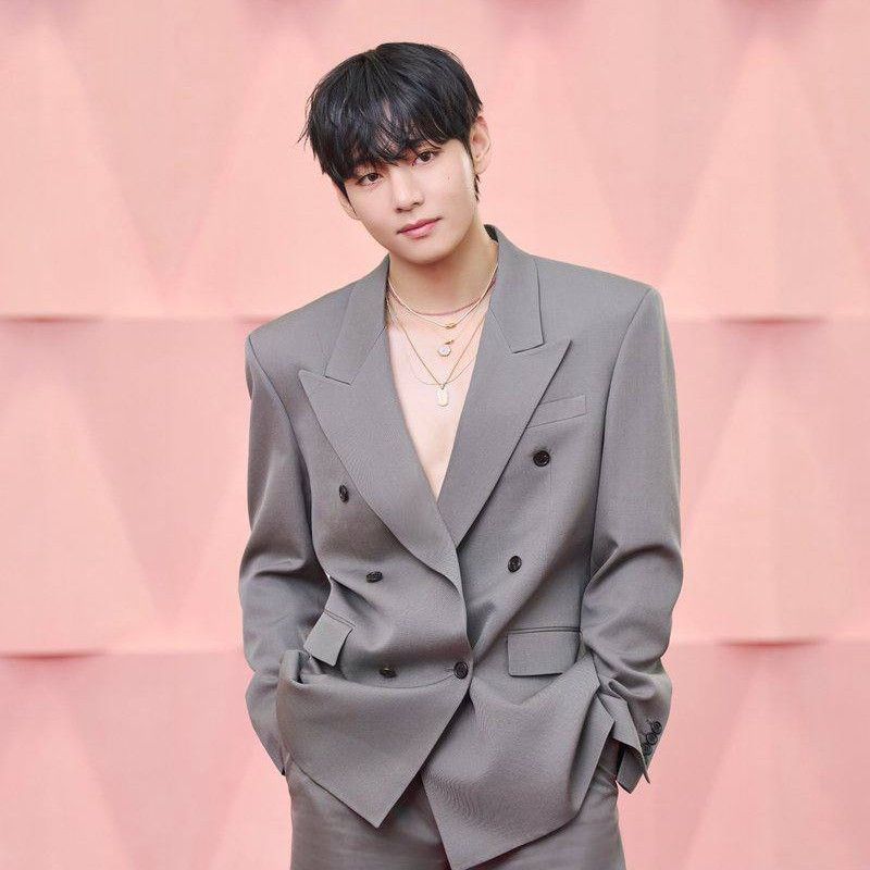 Behind-the-scenes cut of V (BTS)