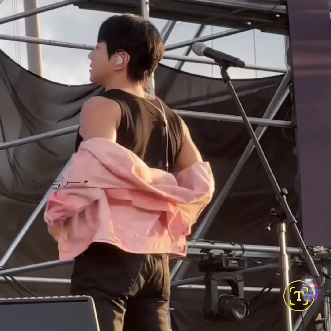 Recent activity shot of Hwang Chiyeol