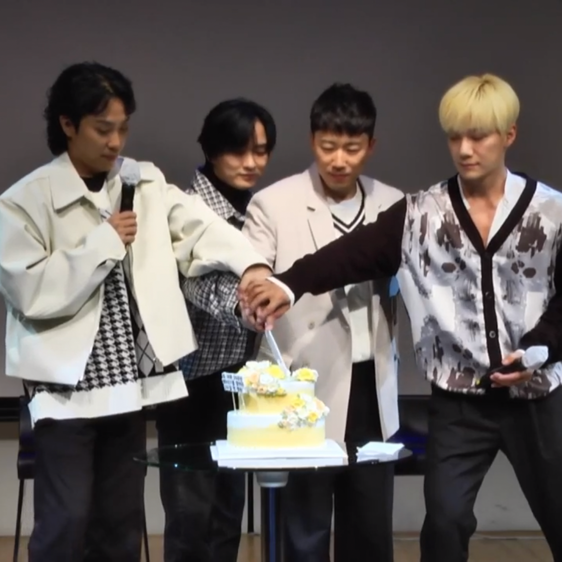 A moment captured by SECHSKIES's fan