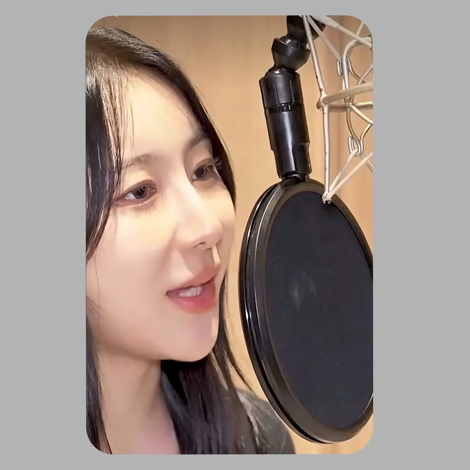 Behind-the-scenes cut of Lee Chaeyeon