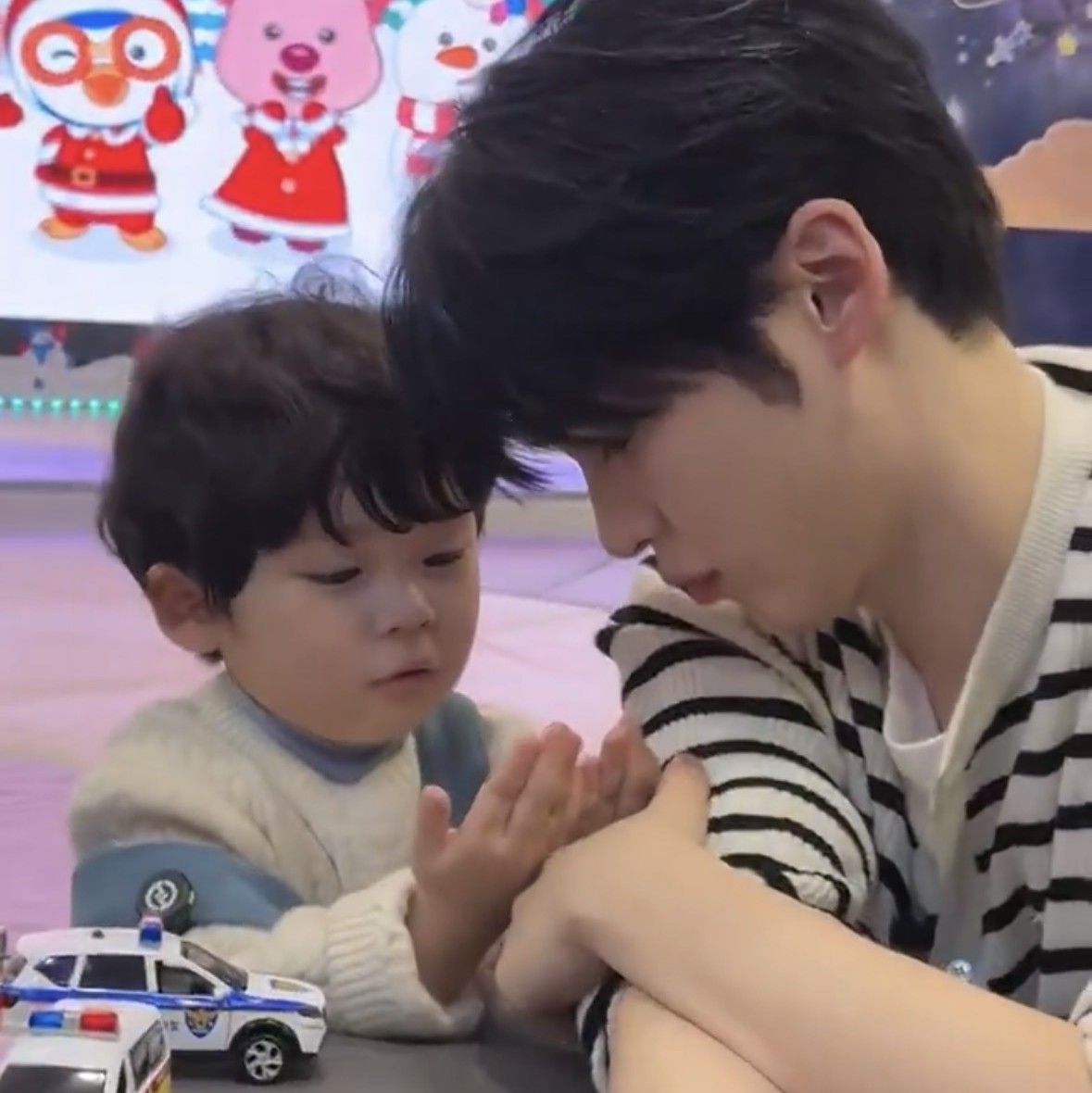 Potret di balik layar Sung Hanbin (ZEROBASEONE)