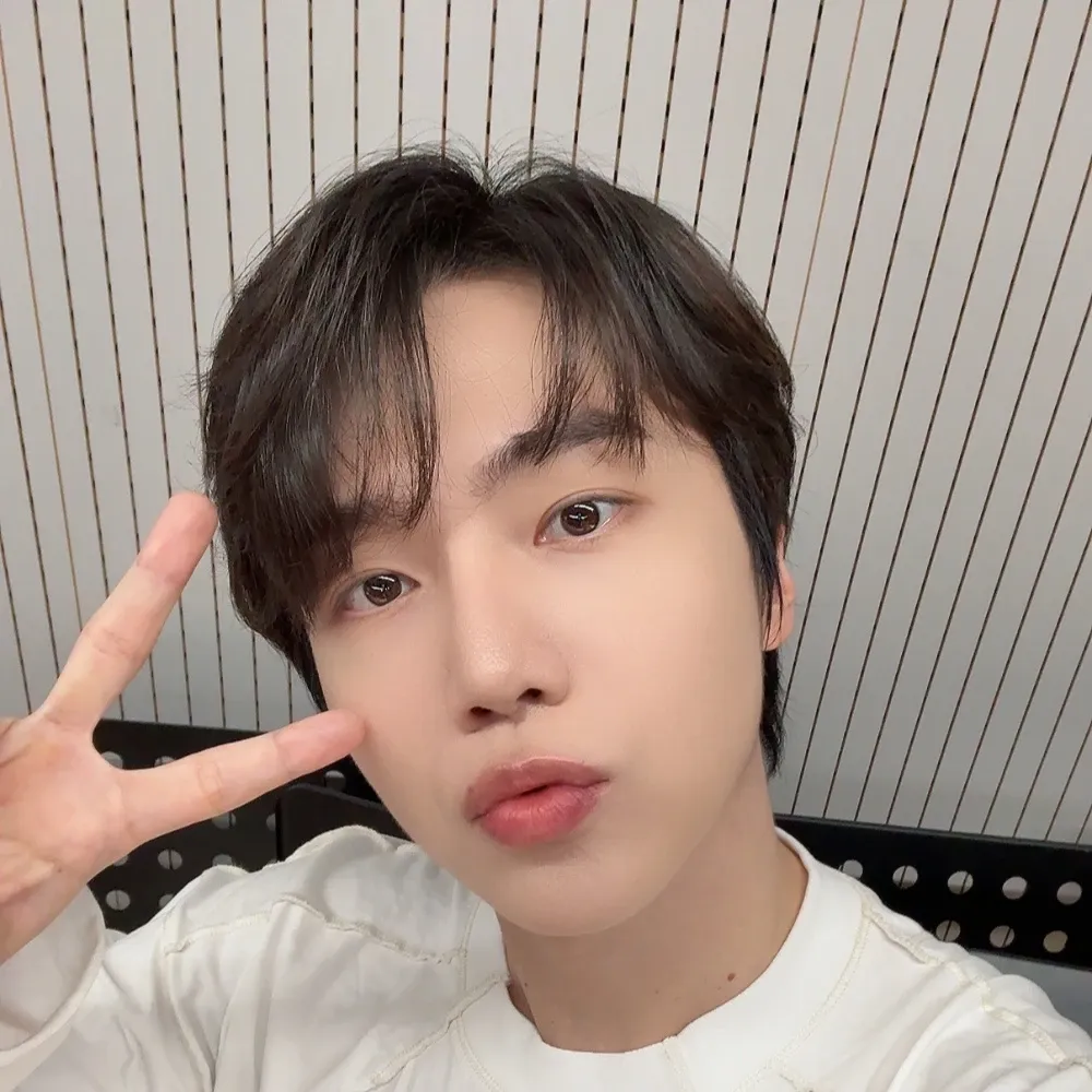 A moment captured by Jinho (PENTAGON)'s fan