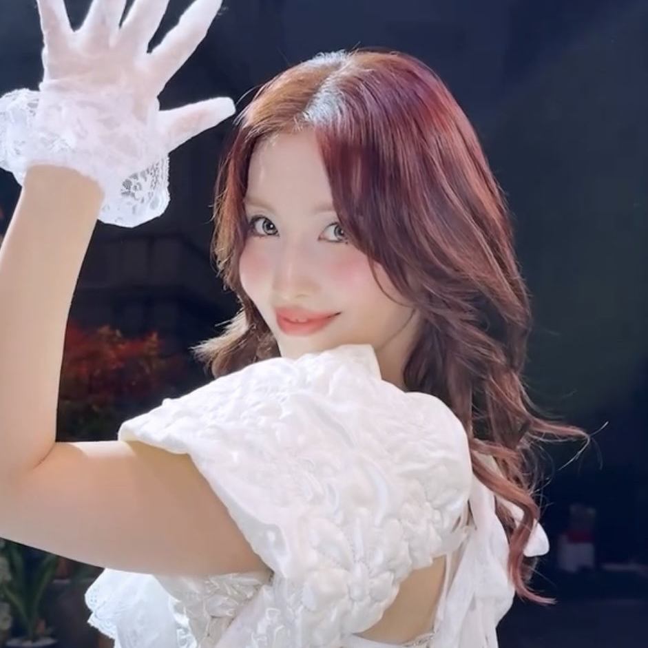 Foto aktivitas terbaru Momo (TWICE)